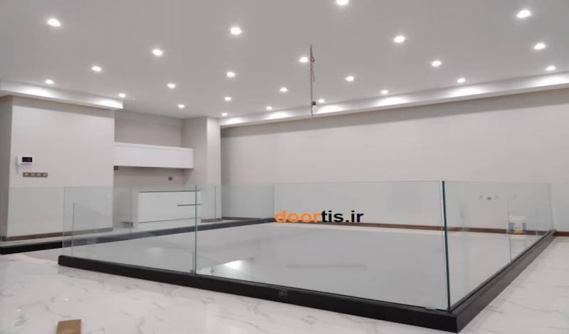 تفاوت پایه های روکار و توکار نرده شیشه ای