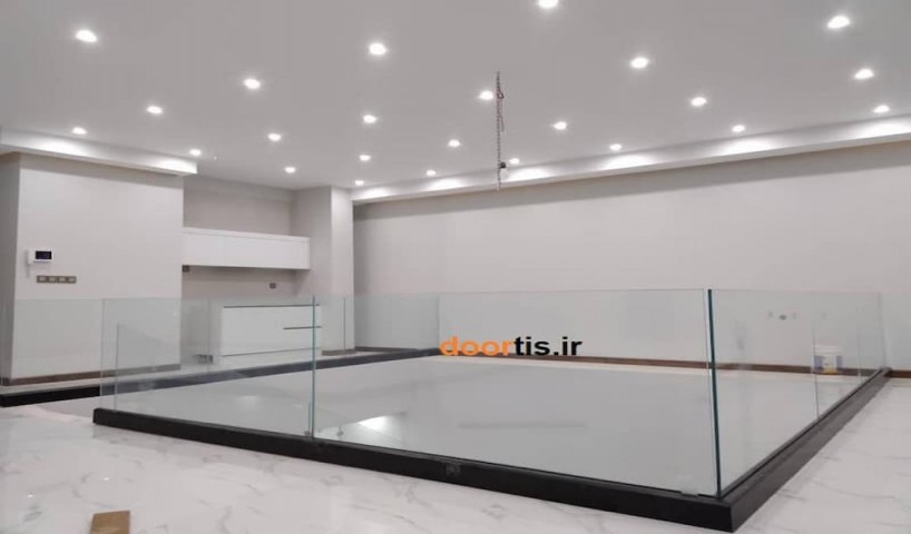 تفاوت پایه های روکار و توکار نرده شیشه ای