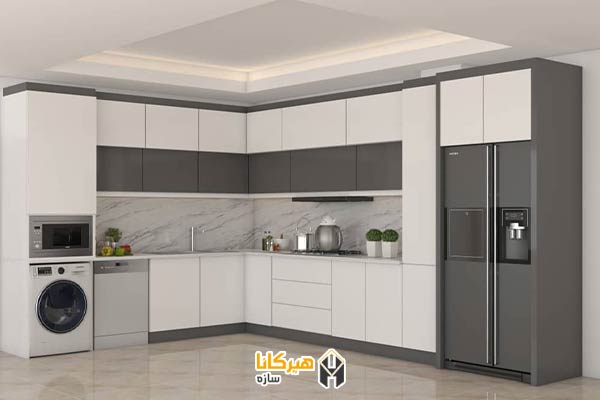 2. کابینت سفید و طوسی روشن، سبک مینیمال و آرامش‌بخش